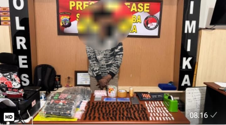 Pelaku yang berhasil diamankann Tim Opsnal SatResnarkoba Polres Mimika. (Foto: Humas Polres Mimika)
