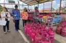 Kepala Disperindag Kabupaten Mimika, Sabelina Fiitriani, dan jajarannya melakukan sidak ke Agen Gas Elpiji di Mimika, Kamis, 2 April 2026. (Foto: Dok. Disperindag Mimika)