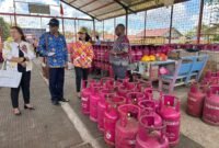 Kepala Disperindag Kabupaten Mimika, Sabelina Fiitriani, dan jajarannya melakukan sidak ke Agen Gas Elpiji di Mimika, Kamis, 2 April 2026. (Foto: Dok. Disperindag Mimika)