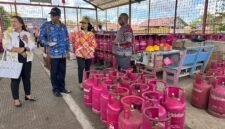 Kepala Disperindag Kabupaten Mimika, Sabelina Fiitriani, dan jajarannya melakukan sidak ke Agen Gas Elpiji di Mimika, Kamis, 2 April 2026. (Foto: Dok. Disperindag Mimika)