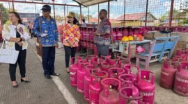 Kepala Disperindag Kabupaten Mimika, Sabelina Fiitriani, dan jajarannya melakukan sidak ke Agen Gas Elpiji di Mimika, Kamis, 2 April 2026. (Foto: Dok. Disperindag Mimika)