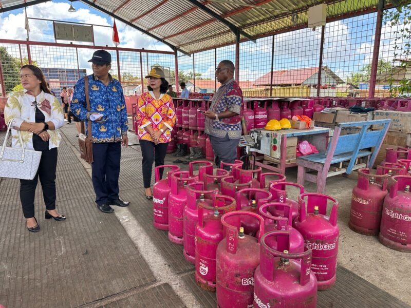 Kepala Disperindag Kabupaten Mimika, Sabelina Fiitriani, dan jajarannya melakukan sidak ke Agen Gas Elpiji di Mimika, Kamis, 2 April 2026. (Foto: Dok. Disperindag Mimika)