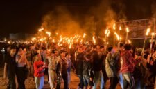 Ribuan umat Nasrani di Kabupaten Mimika, Papua Tengah, mengikuti pawai obor menyambut Fajar Paskah 2026. (Foto: Galeri Papua/Endy Langobelen)