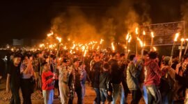 Ribuan umat Nasrani di Kabupaten Mimika, Papua Tengah, mengikuti pawai obor menyambut Fajar Paskah 2026. (Foto: Galeri Papua/Endy Langobelen)