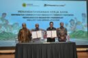 Penandatangan MoU PTFI – UNCEN oleh Presiden Direktur PTFI, Tony Wenas, bersama Rektor UNCEN, Prof. Dr. Oscar O. Wambrauw SE., M.Sc., agr., untuk membangun kemitraan strategis bidang pendidikan dan pengajaran, penelitian diseminasi informasi dan pengabdian masyarakat di Papua. (Foto: Dokumen PTFI)