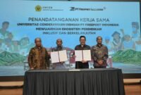 Penandatangan MoU PTFI – UNCEN oleh Presiden Direktur PTFI, Tony Wenas, bersama Rektor UNCEN, Prof. Dr. Oscar O. Wambrauw SE., M.Sc., agr., untuk membangun kemitraan strategis bidang pendidikan dan pengajaran, penelitian diseminasi informasi dan pengabdian masyarakat di Papua. (Foto: Dokumen PTFI)