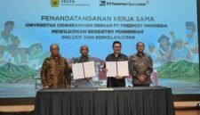 Penandatangan MoU PTFI – UNCEN oleh Presiden Direktur PTFI, Tony Wenas, bersama Rektor UNCEN, Prof. Dr. Oscar O. Wambrauw SE., M.Sc., agr., untuk membangun kemitraan strategis bidang pendidikan dan pengajaran, penelitian diseminasi informasi dan pengabdian masyarakat di Papua. (Foto: Dokumen PTFI)