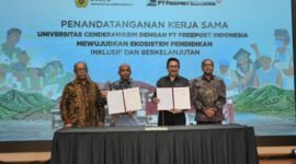 Penandatangan MoU PTFI – UNCEN oleh Presiden Direktur PTFI, Tony Wenas, bersama Rektor UNCEN, Prof. Dr. Oscar O. Wambrauw SE., M.Sc., agr., untuk membangun kemitraan strategis bidang pendidikan dan pengajaran, penelitian diseminasi informasi dan pengabdian masyarakat di Papua. (Foto: Dokumen PTFI)
