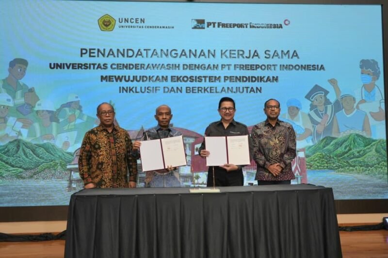 Penandatangan MoU PTFI – UNCEN oleh Presiden Direktur PTFI, Tony Wenas, bersama Rektor UNCEN, Prof. Dr. Oscar O. Wambrauw SE., M.Sc., agr., untuk membangun kemitraan strategis bidang pendidikan dan pengajaran, penelitian diseminasi informasi dan pengabdian masyarakat di Papua. (Foto: Dokumen PTFI)