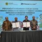 Penandatangan MoU PTFI – UNCEN oleh Presiden Direktur PTFI, Tony Wenas, bersama Rektor UNCEN, Prof. Dr. Oscar O. Wambrauw SE., M.Sc., agr., untuk membangun kemitraan strategis bidang pendidikan dan pengajaran, penelitian diseminasi informasi dan pengabdian masyarakat di Papua. (Foto: Dokumen PTFI)