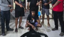 Tersangka utama BM alias Frans saat diamankan oleh penyidik Unit Reskrim Polsek Mimika Baru pasca pengungkapan kasus pencurian di Jalan Maleo. (Foto: Humas Polsek Mimika Baru)