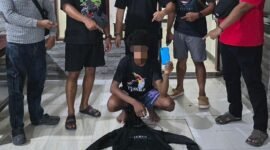 Tersangka utama BM alias Frans saat diamankan oleh penyidik Unit Reskrim Polsek Mimika Baru pasca pengungkapan kasus pencurian di Jalan Maleo. (Foto: Humas Polsek Mimika Baru)