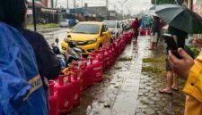 Antrean panjang tabung gas di depan PT Mitra Indimatam Nusantara, Jalan Yos Sudarso, Distrik Wania, Kabupaten Mimika, Papua Tengah, Senin (6/4/2026). (Foto: Istimewa)