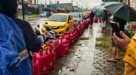 Antrean panjang tabung gas di depan PT Mitra Indimatam Nusantara, Jalan Yos Sudarso, Distrik Wania, Kabupaten Mimika, Papua Tengah, Senin (6/4/2026). (Foto: Istimewa)
