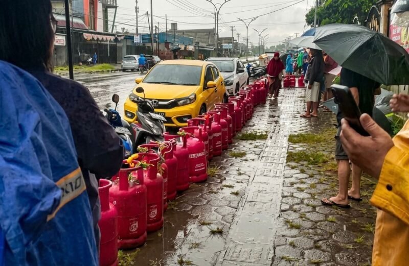 Antrean panjang tabung gas di depan PT Mitra Indimatam Nusantara, Jalan Yos Sudarso, Distrik Wania, Kabupaten Mimika, Papua Tengah, Senin (6/4/2026). (Foto: Istimewa)