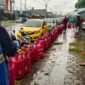 Antrean panjang tabung gas di depan PT Mitra Indimatam Nusantara, Jalan Yos Sudarso, Distrik Wania, Kabupaten Mimika, Papua Tengah, Senin (6/4/2026). (Foto: Istimewa)