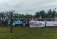 Sejumlah massa yang tergabung dalam Front Rakyat Papua menyampaikan aspirasi di halaman Kantor DPRK Mimika, Jalan Cendrawasih, Timika, Papua Tengah. (Foto: Galeri Papua/Kevin Kurni)