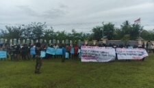 Sejumlah massa yang tergabung dalam Front Rakyat Papua menyampaikan aspirasi di halaman Kantor DPRK Mimika, Jalan Cendrawasih, Timika, Papua Tengah. (Foto: Galeri Papua/Kevin Kurni)