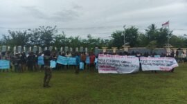 Sejumlah massa yang tergabung dalam Front Rakyat Papua menyampaikan aspirasi di halaman Kantor DPRK Mimika, Jalan Cendrawasih, Timika, Papua Tengah. (Foto: Galeri Papua/Kevin Kurni)