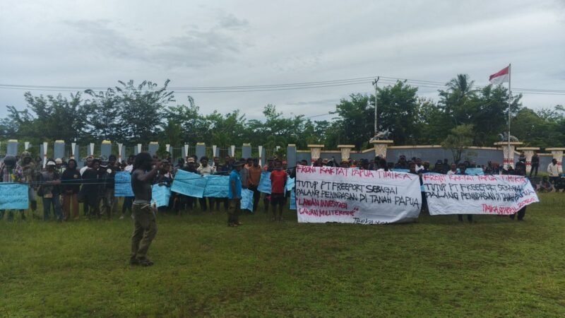 Sejumlah massa yang tergabung dalam Front Rakyat Papua menyampaikan aspirasi di halaman Kantor DPRK Mimika, Jalan Cendrawasih, Timika, Papua Tengah. (Foto: Galeri Papua/Kevin Kurni)