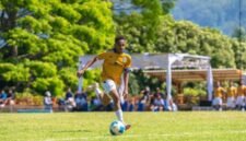 Pilar muda Papua, Dolvi Salossa, saat beraksi dalam turnamen Soeratin U-15 babak 8 besar di Malang. Ia menjadi satu dari tiga pemain PFA yang kini dipanggil memperkuat Timnas U-17. (Foto: Dokumen PTFI)