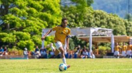 Pilar muda Papua, Dolvi Salossa, saat beraksi dalam turnamen Soeratin U-15 babak 8 besar di Malang. Ia menjadi satu dari tiga pemain PFA yang kini dipanggil memperkuat Timnas U-17. (Foto: Dokumen PTFI)