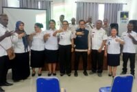 Kepala Distrik Mimika Baru bersama perwakilan UNICEF dan jajaran lurah mengabadikan momen usai rapat koordinasi pembentukan Tim Malaria tingkat kelurahan di Mimika. (Foto: Istimewa)