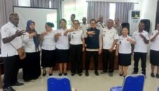 Kepala Distrik Mimika Baru bersama perwakilan UNICEF dan jajaran lurah mengabadikan momen usai rapat koordinasi pembentukan Tim Malaria tingkat kelurahan di Mimika. (Foto: Istimewa)