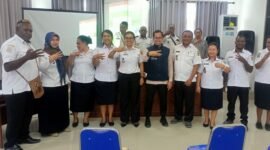 Kepala Distrik Mimika Baru bersama perwakilan UNICEF dan jajaran lurah mengabadikan momen usai rapat koordinasi pembentukan Tim Malaria tingkat kelurahan di Mimika. (Foto: Istimewa)