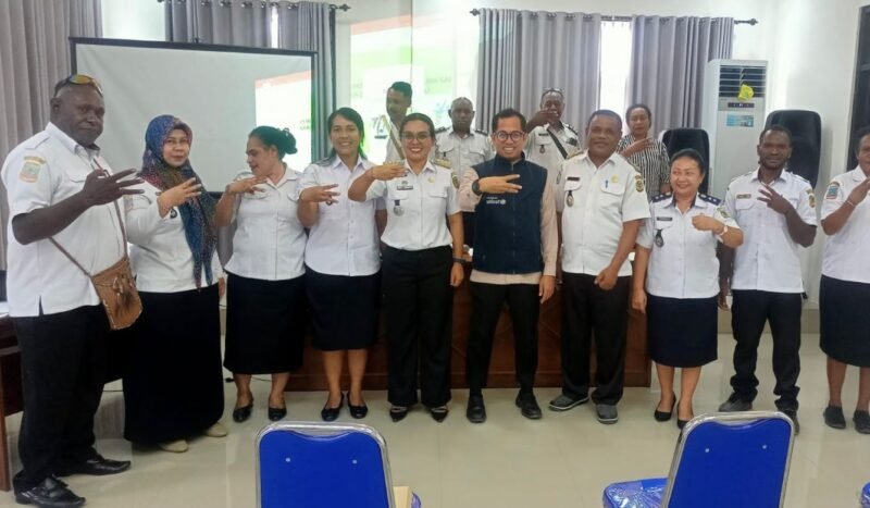 Kepala Distrik Mimika Baru bersama perwakilan UNICEF dan jajaran lurah mengabadikan momen usai rapat koordinasi pembentukan Tim Malaria tingkat kelurahan di Mimika. (Foto: Istimewa)