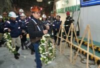 Presiden Direktur PT Freeport Indonesia, Tony Wenas, memberikan penghormatan terakhir kepada korban insiden tambang bawah tanah melalui peletakan karangan bunga di site DMLZ, Mimika, Selasa (7/4/2026). Tragedi September 2025 menjadi titik balik perusahaan dalam memperketat protokol keselamatan kerja. (Foto: Dokumen PTFI)