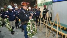 Presiden Direktur PT Freeport Indonesia, Tony Wenas, memberikan penghormatan terakhir kepada korban insiden tambang bawah tanah melalui peletakan karangan bunga di site DMLZ, Mimika, Selasa (7/4/2026). Tragedi September 2025 menjadi titik balik perusahaan dalam memperketat protokol keselamatan kerja. (Foto: Dokumen PTFI)