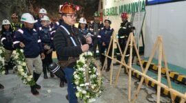 Presiden Direktur PT Freeport Indonesia, Tony Wenas, memberikan penghormatan terakhir kepada korban insiden tambang bawah tanah melalui peletakan karangan bunga di site DMLZ, Mimika, Selasa (7/4/2026). Tragedi September 2025 menjadi titik balik perusahaan dalam memperketat protokol keselamatan kerja. (Foto: Dokumen PTFI)