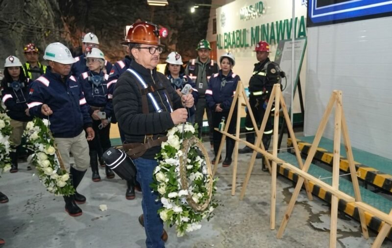 Presiden Direktur PT Freeport Indonesia, Tony Wenas, memberikan penghormatan terakhir kepada korban insiden tambang bawah tanah melalui peletakan karangan bunga di site DMLZ, Mimika, Selasa (7/4/2026). Tragedi September 2025 menjadi titik balik perusahaan dalam memperketat protokol keselamatan kerja. (Foto: Dokumen PTFI)