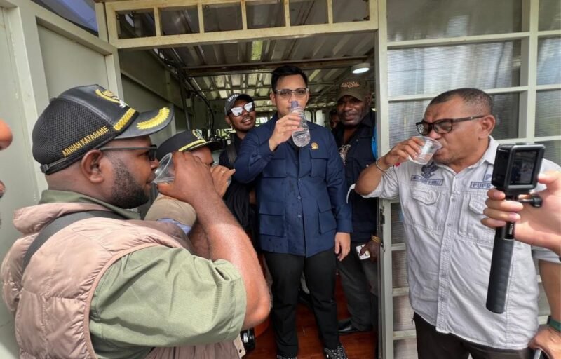 Komisi IV DPRK Mimika saat meninjau fasilitas Air bersih di Kampung Atuka. (Foto: Dok. Komisi IV DPRK Mimika)