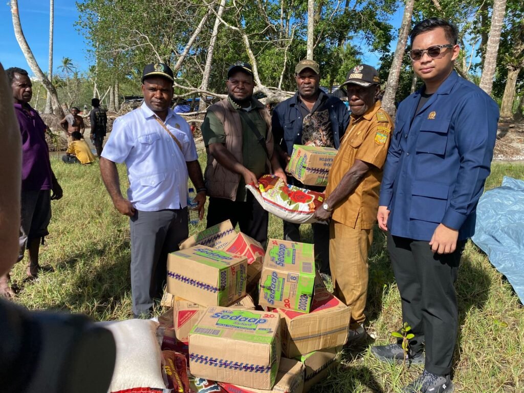 Komisi IV DPRK Mimika menyerahkan sembako kepada Kepala Kampung Mimika Pantai. (Foto: Dok. Komisi IV DPRK Mimika)