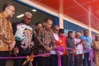 Pemotongan Pita oleh Menteri Koperasi dan UMKM, Dr. Ferry Juliantono, sebagai tanda diresmikannya Gedung Koperasi Merah Putih di Distrik Atuka, Mimika, Papua Tengah. (Foto: Galeri Papua/Kevin Kurni)