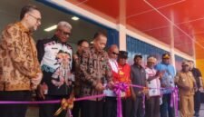 Pemotongan Pita oleh Menteri Koperasi dan UMKM, Dr. Ferry Juliantono, sebagai tanda diresmikannya Gedung Koperasi Merah Putih di Distrik Atuka, Mimika, Papua Tengah. (Foto: Galeri Papua/Kevin Kurni)