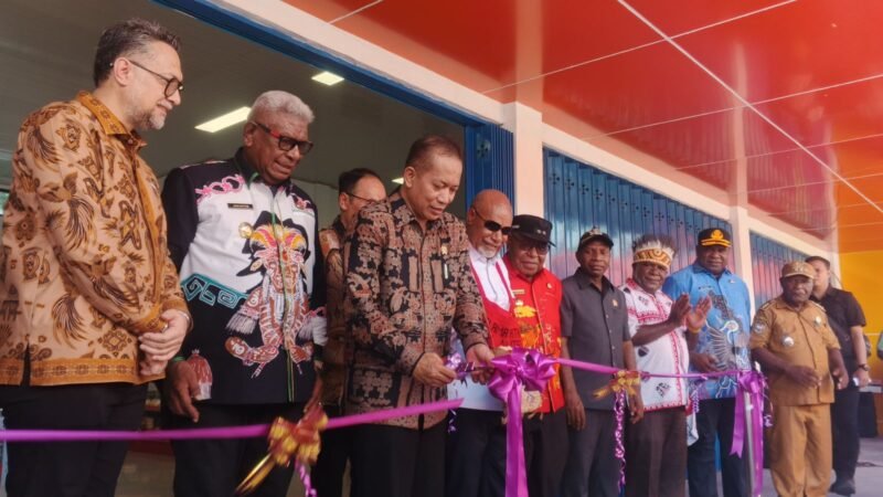 Pemotongan Pita oleh Menteri Koperasi dan UMKM, Dr. Ferry Juliantono, sebagai tanda diresmikannya Gedung Koperasi Merah Putih di Distrik Atuka, Mimika, Papua Tengah. (Foto: Galeri Papua/Kevin Kurni)