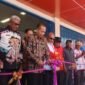Pemotongan Pita oleh Menteri Koperasi dan UMKM, Dr. Ferry Juliantono, sebagai tanda diresmikannya Gedung Koperasi Merah Putih di Distrik Atuka, Mimika, Papua Tengah. (Foto: Galeri Papua/Kevin Kurni)