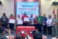 Foto bersama setelah Bupati Mimika, Johannes Rettob, menandatangani nota kesepakatan proyek multiyears pembangunan gedung Rawat Inap C2 RSUD Mimika, di ruang pertemuan rumah sakit, Jumat (10/4/2026). (Foto: Galeri Papua/Ahmad)