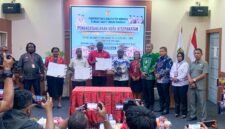 Foto bersama setelah Bupati Mimika, Johannes Rettob, menandatangani nota kesepakatan proyek multiyears pembangunan gedung Rawat Inap C2 RSUD Mimika, di ruang pertemuan rumah sakit, Jumat (10/4/2026). (Foto: Galeri Papua/Ahmad)