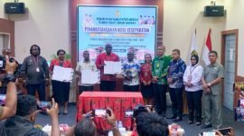 Foto bersama setelah Bupati Mimika, Johannes Rettob, menandatangani nota kesepakatan proyek multiyears pembangunan gedung Rawat Inap C2 RSUD Mimika, di ruang pertemuan rumah sakit, Jumat (10/4/2026). (Foto: Galeri Papua/Ahmad)