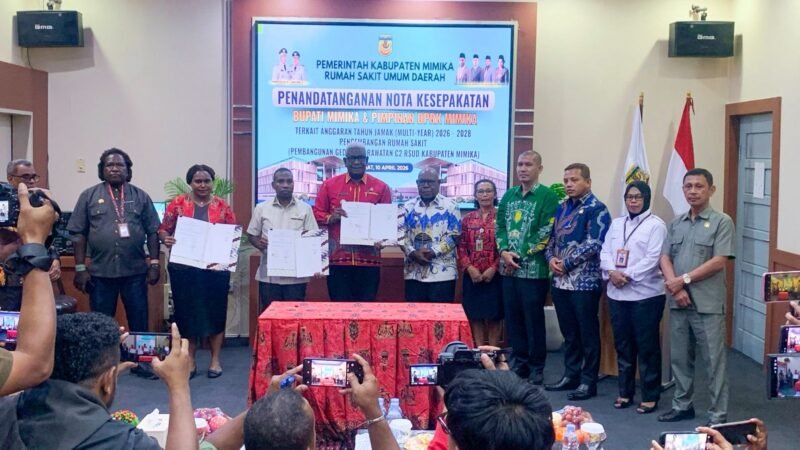Foto bersama setelah Bupati Mimika, Johannes Rettob, menandatangani nota kesepakatan proyek multiyears pembangunan gedung Rawat Inap C2 RSUD Mimika, di ruang pertemuan rumah sakit, Jumat (10/4/2026). (Foto: Galeri Papua/Ahmad)