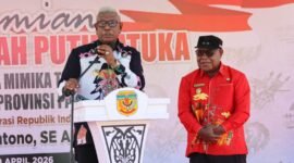 Bupati Mimika, Johannes Retob, didampingi Wakil Bupati Mimika, Emanuel Kemong, saat menyampaikan sambutan dalam Peresmian Koperasi Merah Putih di Kampung Atuka, Distrik Mimika Tengah. (Foto: Istimewa)