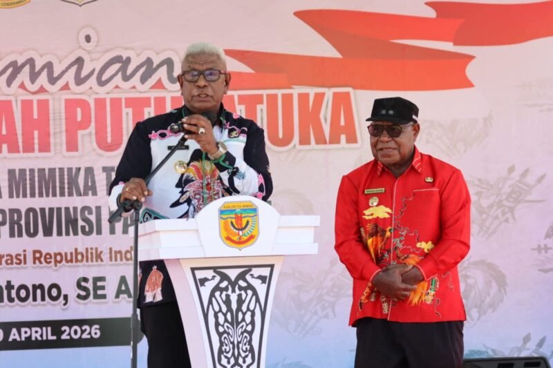 Bupati Mimika, Johannes Retob, didampingi Wakil Bupati Mimika, Emanuel Kemong, saat menyampaikan sambutan dalam Peresmian Koperasi Merah Putih di Kampung Atuka, Distrik Mimika Tengah. (Foto: Istimewa)