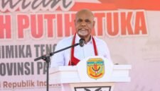 Wakil Gubernur Papua Tengah, Deinas Geley, saat menyampaikan sambutan kegiatan Peresmian Koperasi Merah Putih di Kampung Atuka, Distrik Mimika Tengah, Kabupaten Mimika, Papua Tengah. (Foto: Istimewa)