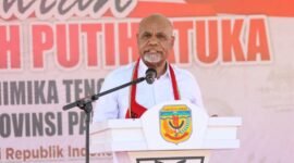 Wakil Gubernur Papua Tengah, Deinas Geley, saat menyampaikan sambutan kegiatan Peresmian Koperasi Merah Putih di Kampung Atuka, Distrik Mimika Tengah, Kabupaten Mimika, Papua Tengah. (Foto: Istimewa)