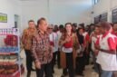 Menteri Koperasi RI, Ferry Julantono, melihat Koperasi Merah Putih Atuka usai diresmikan. (Foto: Galeri Papua/Kevin Kurni)