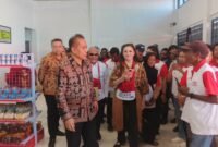 Menteri Koperasi RI, Ferry Julantono, melihat Koperasi Merah Putih Atuka usai diresmikan. (Foto: Galeri Papua/Kevin Kurni)